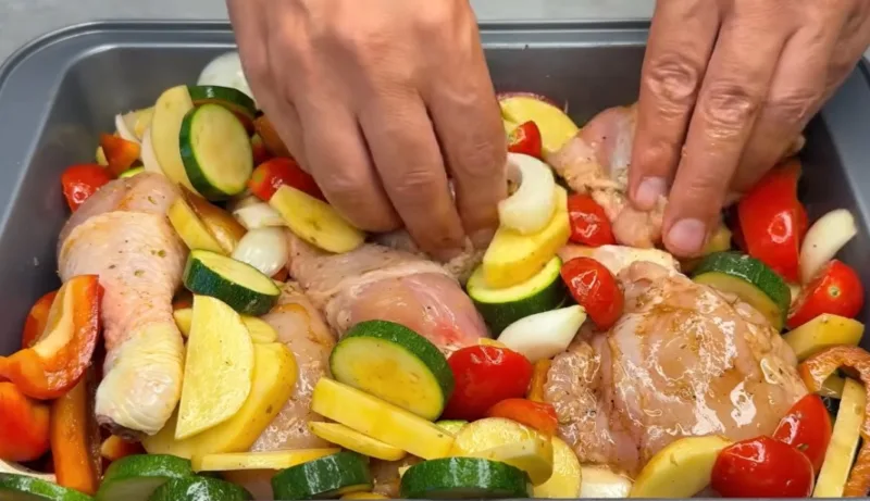 Курка по-середземноморськи на одній сковороді