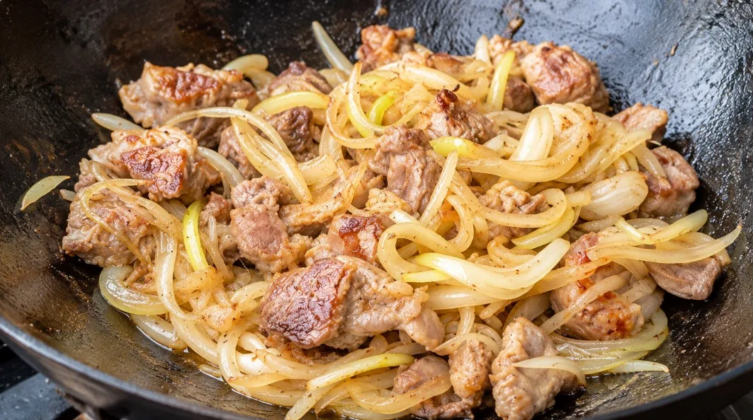 Курячі шлуночки з цибулею на сковороді: як приготувати м’якими — фото 1