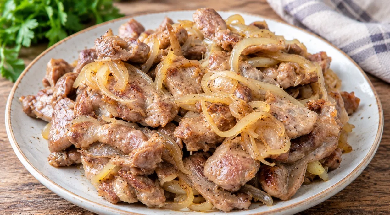 Курячі шлуночки з цибулею на сковороді: як приготувати м’якими